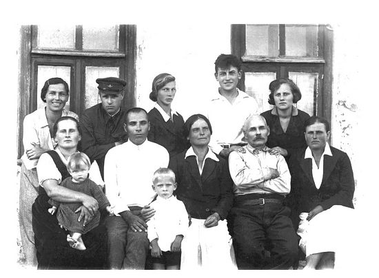 Семья Ю.М. Лощица. Лето 1938 г. в с Федоровке УССР