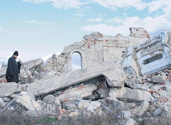 Иларион Волоколамски, председник Одељења за спољне односе Московске патријаршије, у обиласку срушених српских светиња на Косову (Фото Московска патријаршија)