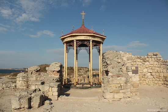 Сень над предполагаемым местом крещения князя Владимира