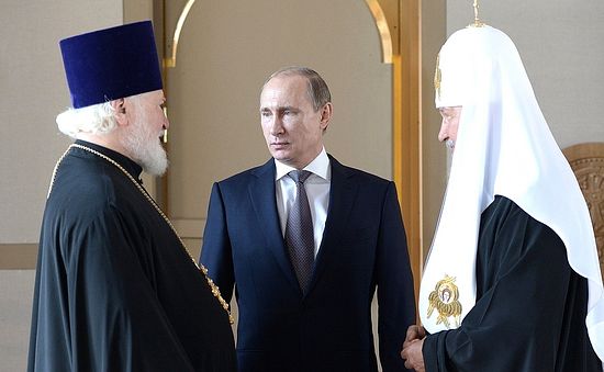 С патријархом Московским и целе Русије Кирилом и ректором Православног универзитета друштвених наука протојерејем Владимиром Воробјовом.