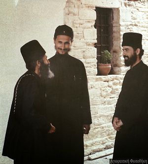 Преподобный Паисий Святогорец, епископ Афанасий (Евтич) и монах Исаак в монастыре Ставроникита (1970-е годы)