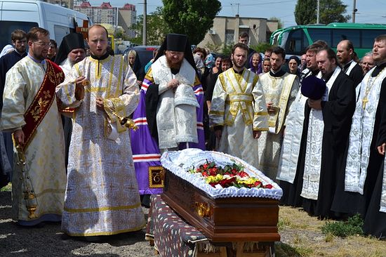 Отпевание застреленного в Киеве священника Романа Николаева