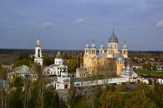 St. Nicholas Monastery in Verkhoturye (Sverdlovsk region). Transfiguration Cathedral with bell tower (left), Holy Cross Cathedral (right).