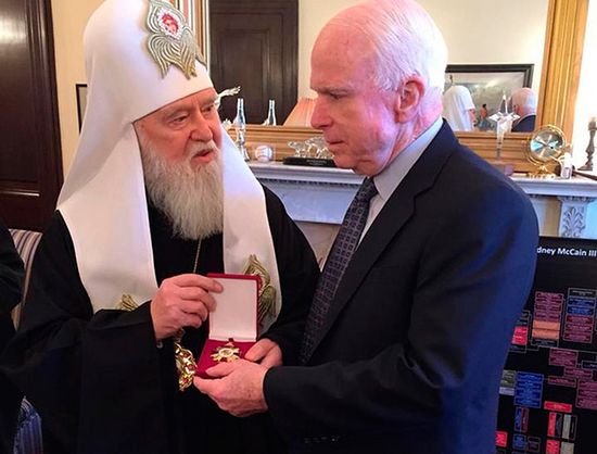 Лжепатриарх Филарет (Денисенко) награждает сенатора США Джона Маккейна церковным орденом
