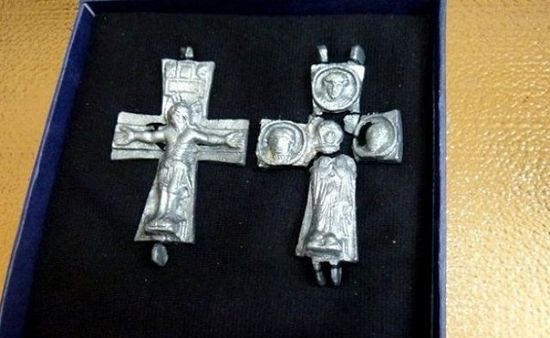 The 14th century AD lead cross reliquary discovered in the medieval Bulgarian city of Missionis / Krum’s Fortress has depictions of the crucified Jesus Christ, the Mother of God (Virgin Mary), and the apostles Andrew, Peter, and Paul. Photo: Borislav Kurdov, DarikNews