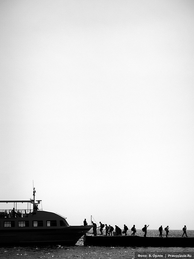 A procession of the cross at the Great Lavra Monastery of Mt. Athos (a photo gallery).  Photo: Vladimir Orlov / Pravoslavie.ru