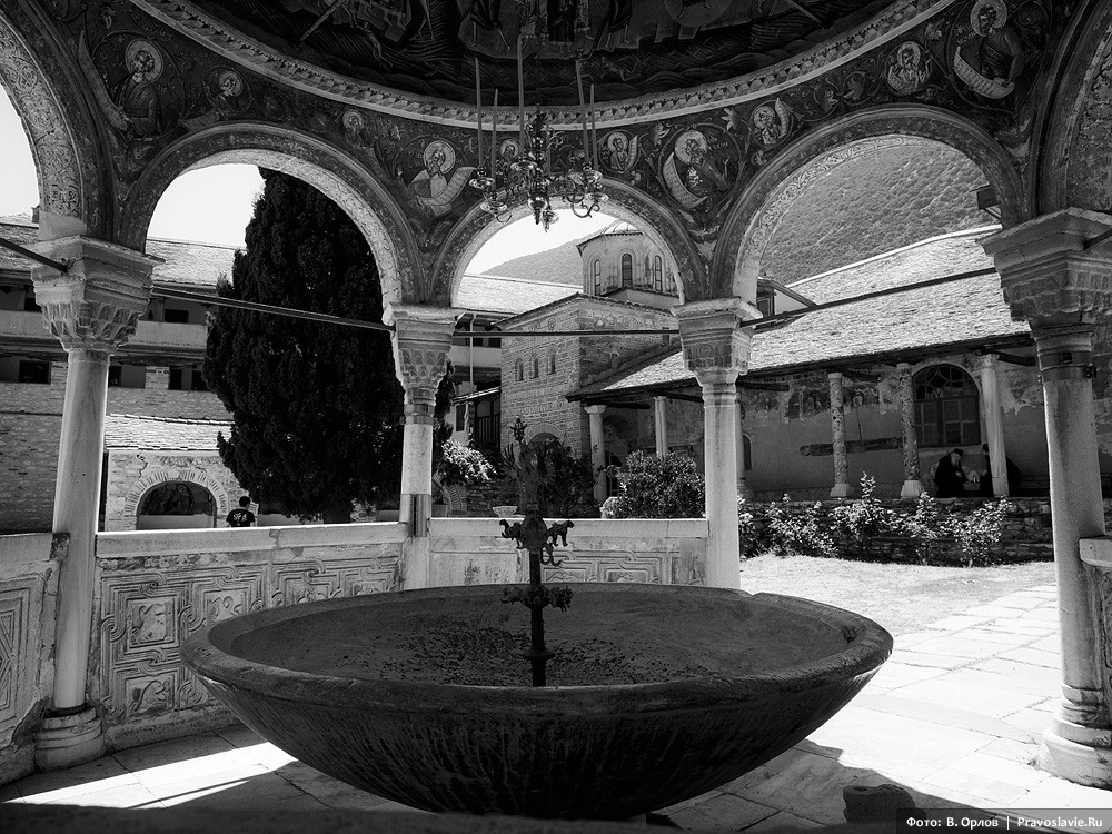 A basin for the blessing of water with canopy. Photo: Vladimir Orlov / Pravoslavie.ru