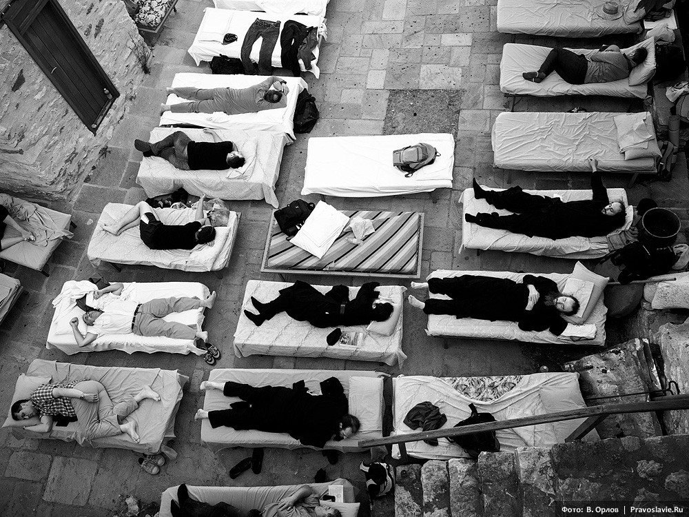 The pilgrims are taking a rest. Photo: Vladimir Orlov / Pravoslavie.ru