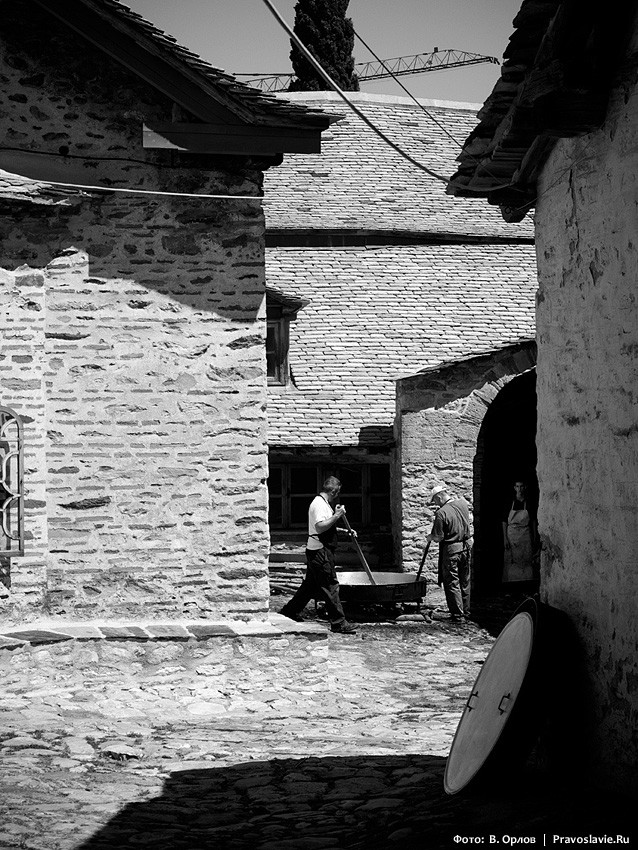 A procession of the cross at the Great Lavra Monastery of Mt. Athos (a photo gallery).  Photo: Vladimir Orlov / Pravoslavie.ru