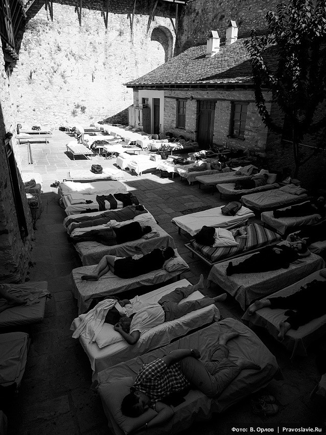 The pilgrims are taking a rest. Photo: Vladimir Orlov / Pravoslavie.ru