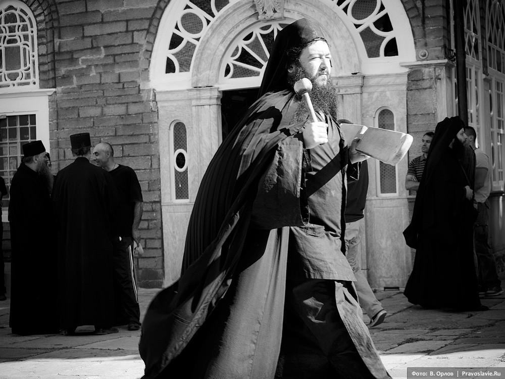 A monk is calling everyone to prayer. Photo: Vladimir Orlov / Pravoslavie.ru
