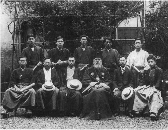  Выпускники Токийской семинарии — фото в память об окончании, июль 1907 г. В центре — святитель Николай. Слева от него — профессор Арсений Ивасава, справа — начальник семинарии Иоанн Сэнума.