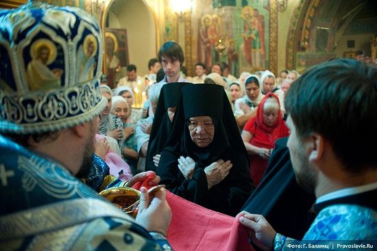Православное богослужение. Причащение монахинь
