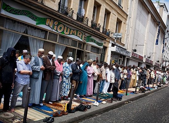 В Словакии нет ни одной мечети - мусульманам придется молиться на улицах. На фото - Париж, 31.12.13.