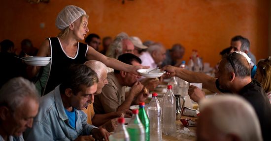 Црквена парохија у предграђу Атине храни сиромашне
