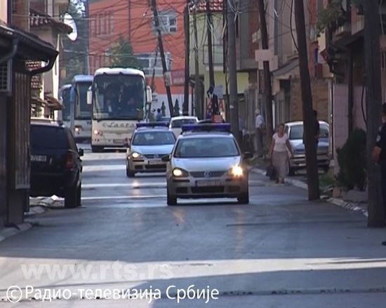 Уз велико полицијско обезбеђење расељени Срби стигли у Ђаковицу