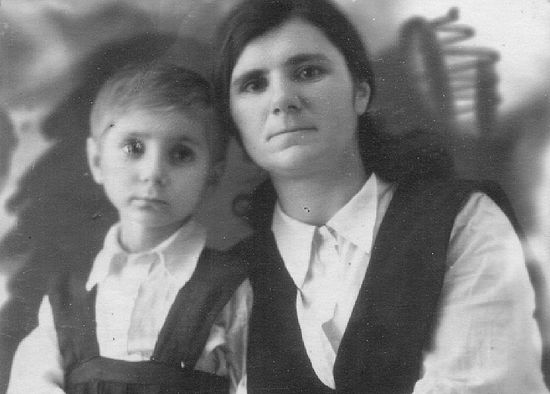 Валентина Герасимовна со своей мамой Марией Германовной. Фотография сделана перед операцией