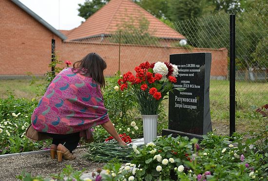 Супруга Дмитрия Эрика у памятной доски на месте гибели мужа. Беслан, территория школы №1