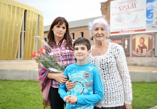 Дмитријева удовица Ерика Разумовска, његова мама Валентина Александровна и млађи син Алексеј.