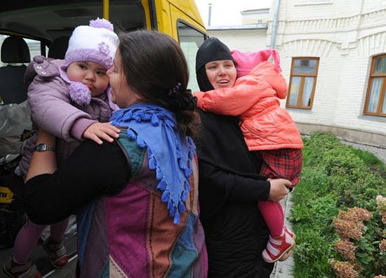 Директор Елизаветинского детского дома Наталья Кулавина (слева) и настоятельница Обители игумения Елисавета (справа) встречают новых воспитанниц