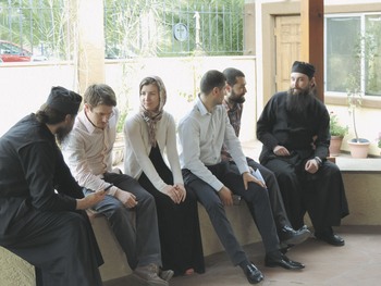 Лиля и ее друзья-молдаване беседуют с насельниками монастыря