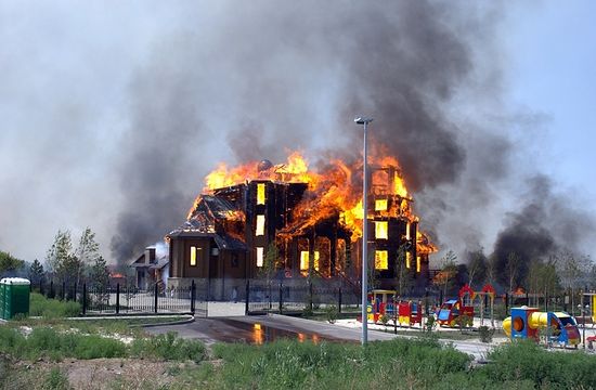 Донбас. Горловка после артиљеријске паљбе са стране украjинске воjcке 7. августа 2014. г. Благовештењски храм у пламену.