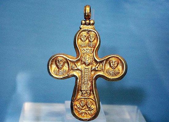 Фото Азбука.ру Крест, который носили на теле, поверх одежды, в Риме в 5-м веке