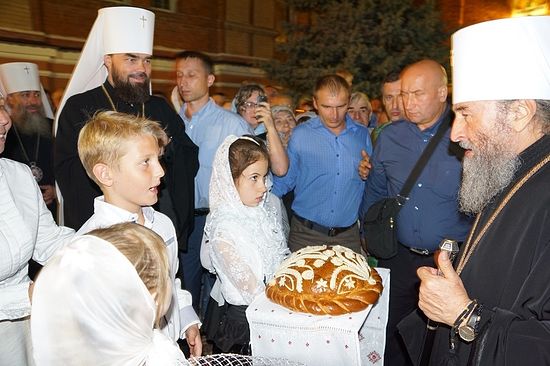 Дети встречают Предстоятеля. Слева - архиепископ Горловский и Славянский Митрофан