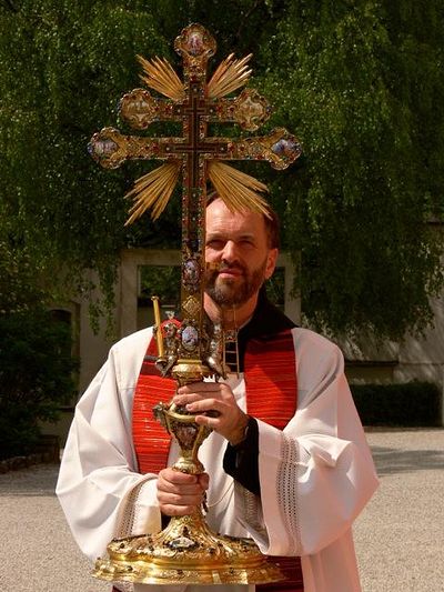Вынос креста-реликвария в монастыре Шайерн.