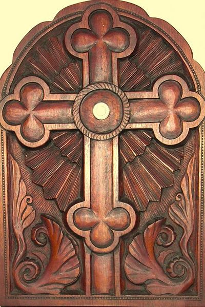 Деревянный крест с частицей Креста Господня