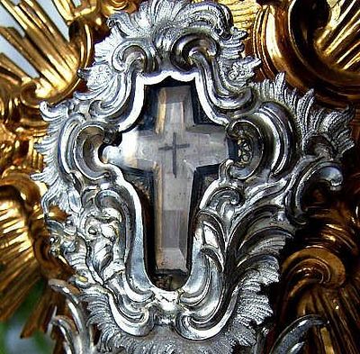 Фрагменты остенсориумов с частицами Креста и мощей апостола Петра.