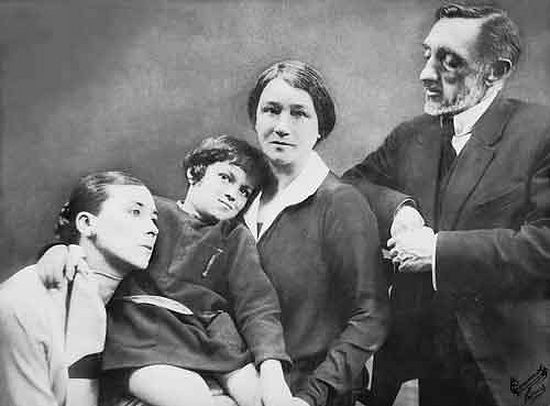Ю.А.Кутырина, племянница писателя, Ив Жантийом, ее сын, О.А. и И.С. Шмелевы. Париж. 1926