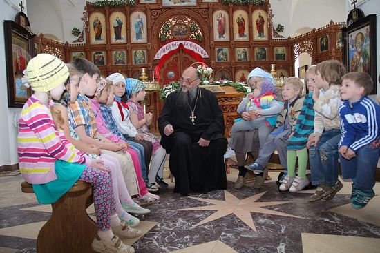 Протоиерей Геннадий Заридзе беседует с детьми