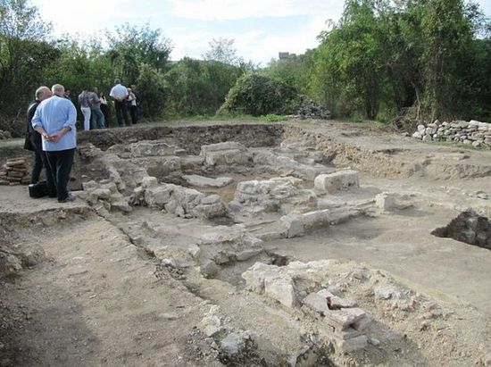 The ruins of an Early Byzantine basilica have been discovered on the same spot in Bulgaria’s Veliko Tarnovo where in 2014 Prof. Hitko Vachev found a 13th century AD Bulgarian monastery. Photo: Trud daily