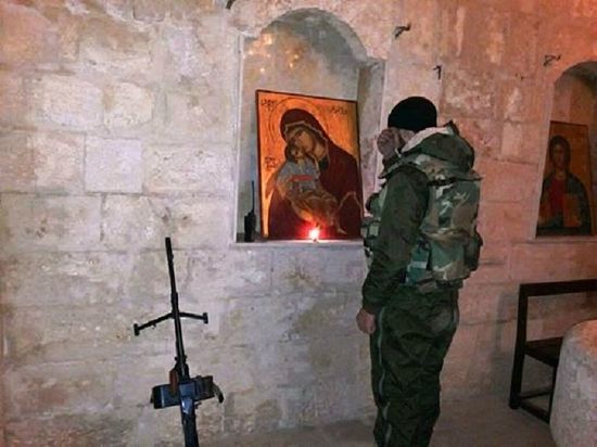 Солдат сирийской армии молится Пресвятой Богородице перед боем