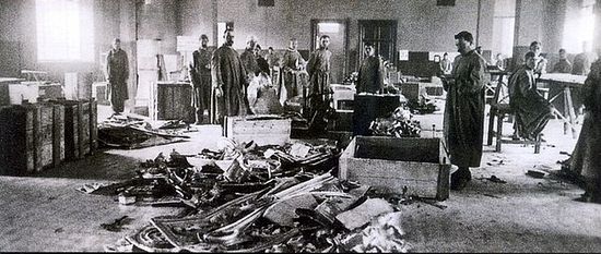 Вскрытие великокняжеских гробниц в усыпальнице Петропавловского собора. 1926 г.