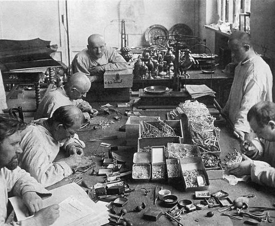 Сортировка ценных предметов, изъятых из великокняжеских гробниц. 1926 г.