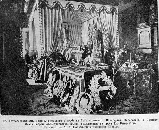 В Петропавловском соборе. Венки у гроба Великого князя Георгия Александровича