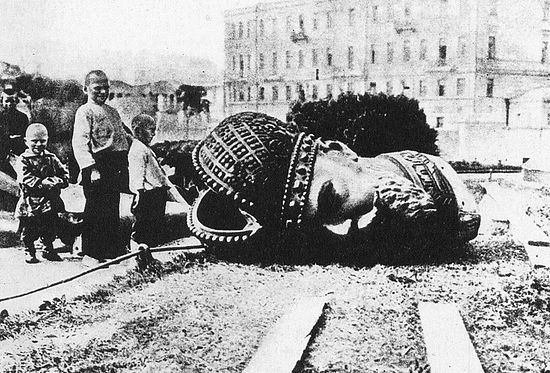 Снятие памятника Императору Александру III в Москве. 1918 г.