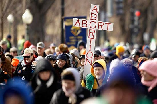 Надпись на кресте: "Абортировать аборты". Getty Images