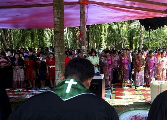 Residents pray as they attend Sunday mass at a temporary shelter near a burned church at Suka Makmur Village in Aceh Singkil, Indonesia Aceh province, October 18, 2015. Hardline Muslims in Indonesia's conservative Aceh province on Sunday demanded the local government close 10 Christian churches, just days after a mob burnt down a church, leaving one person dead and several injured.