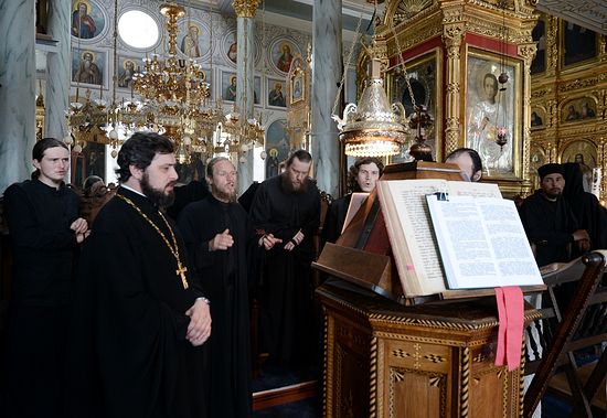 Отец Игорь Якимчук среди поющих на клиросе в Свято-Пантелеимоновом монастыре