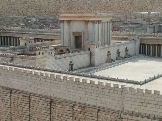 The Israel Museum’s Second Temple Model. The “soreg,” a fence partitioning the complex, can be seen to the right of the sanctum, beside the steps. (Ilan Ben Zion/Times of Israel staff)