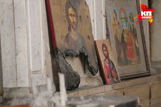 В монастыре иконы, пусть даже оскверненные, стоят на полах у выгоревших алтарей. Фото: Александр КОЦ