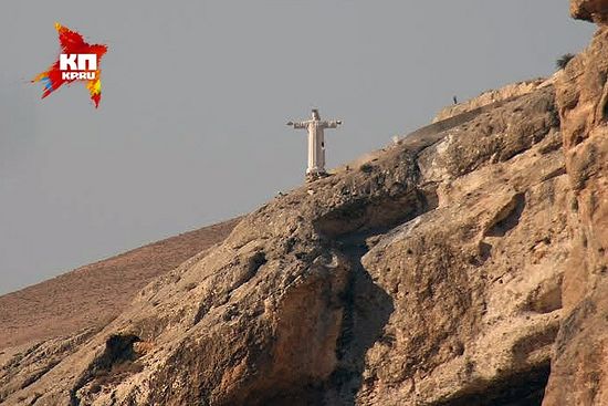 Снимок двухлетней давности, тогда статуя Христа ещё взирала на город. Сегодня она уничтожена. Фото: Александр КОЦ, Дмитрий СТЕШИН