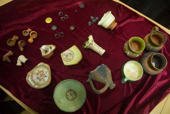 Artifacts from different time periods such as ceramic vessels and gold Ottoman coin have been discovered during the digs in the Frankish Quarter of Tarnovgrad. Photo: BTA