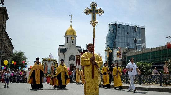 Priests during a cross procession dedicated to Sts. Pyotr and Fevronia, held as part of the Day of Family, Love and Fidelity festivities in Novosibirsk. © Alexandr Kryazhev / RIA Novosti