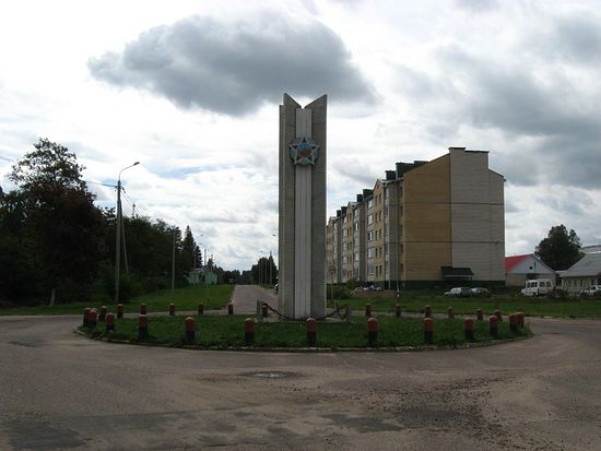 Поселок Новоколосово. Стелла при въезде в городок