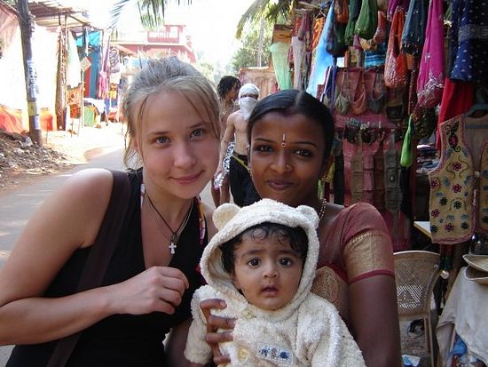 Наталья Грязина и индийская мама с ребенком