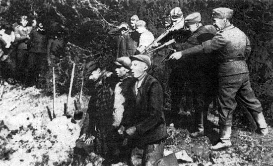 Нацисты расстреливают мирных жителей в Каунасе